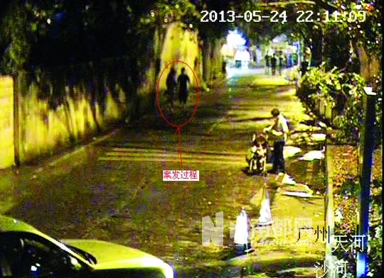 監(jiān)控視頻中（紅圈處），男子尾隨女學(xué)生試圖進(jìn)行猥褻。通訊員供圖