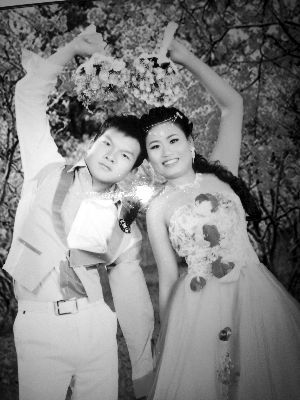 結(jié)婚照中的阿妮笑容燦爛，現(xiàn)實(shí)中，這對(duì)“跨國(guó)速成夫妻”還處在并不愉快的磨合過(guò)程中 本版均為資料圖片