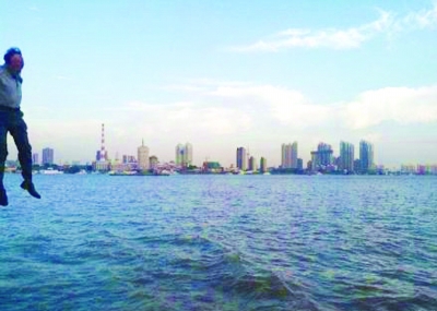 前晚，一名男子從輪渡上縱身墜入江中。@風(fēng)箏鍋發(fā)布