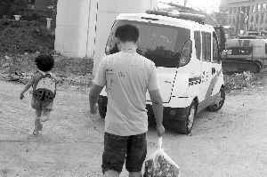 昨天，小豆被民警帶走，轉(zhuǎn)移到別處居住現(xiàn)代快報(bào)記者辛一攝