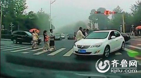 司機在斑馬線毆打老人遭曝光 爆料人號召聲討 司機在斑馬線毆打老人遭曝光 爆料人號召聲討