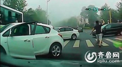 司機在斑馬線毆打老人遭曝光 爆料人號召聲討 司機在斑馬線毆打老人遭曝光 爆料人號召聲討