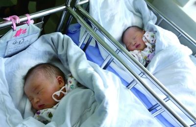 同一天出生的兩個寶寶，長的也很像。（左為男弟弟，右為女姐姐）