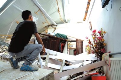 家中成為一片廢墟。記者 趙思衡/攝