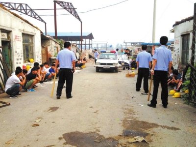 民警繳獲木棍。 讀者供圖