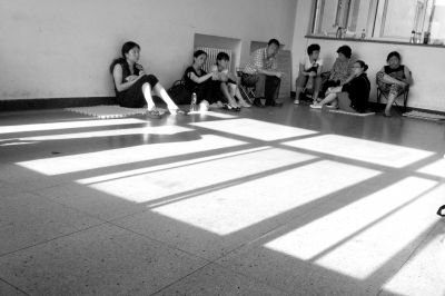 女童的家屬在醫(yī)院走廊中等待。京華時(shí)報(bào)記者趙思衡攝