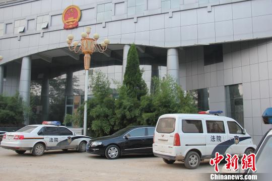 泊頭市人民法院院內(nèi)仍停有無(wú)牌制式警車，涉事人員與記者沖突地點(diǎn)僅距法院不足50米。穆玉良 攝