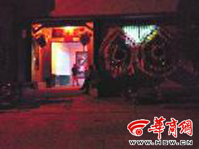 昨晚8時(shí)許，老人的大兒子的家正在辦喪事，屋外擺放著花圈 本報(bào)記者張超攝