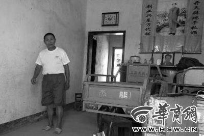 8月16日，在家中接受監(jiān)外執(zhí)行4年刑期的汪衛(wèi)國（化名）剛剛送走家訪的法官。