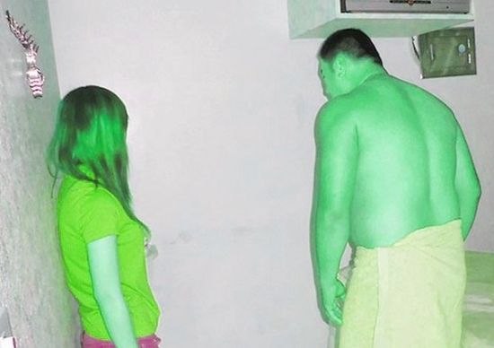 高雄黃姓男子(右)懷疑女友在“喇叭店”兼差，前往調(diào)查順便消費時被警方逮個正著。(圖／東森新聞)