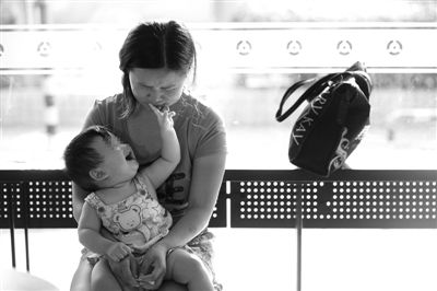 昨日，肯德基京廣中心店門口，姜女士提起跟養(yǎng)父母關系時落淚，懷中女兒笑著跟她玩。