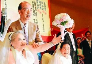 　兩對(duì)老人舉辦“世紀(jì)婚禮”
