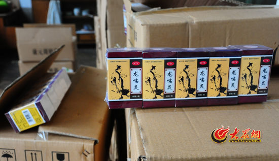 圖為民警現(xiàn)場(chǎng)被查獲的部分假藥。