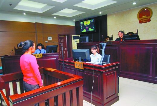    9月29日，萬州區(qū)人民法院，被告王桂娟（化名）在庭審現(xiàn)場(chǎng)。 重慶晨報(bào)記者 胡杰 實(shí)習(xí)生 黃敬坤 攝