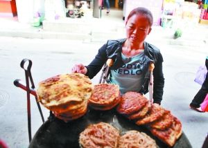 手頭拮據(jù)，每天只能吃一頓飯。