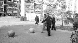 就為了搬這個(gè)石墩，男子打傷了兩個(gè)保安