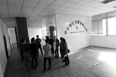 曾經(jīng)看似正規(guī)且豪華的公司，如今空空如也，只剩進(jìn)門處的公司名稱還赫然在目