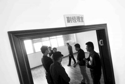  副經(jīng)理室裝修得相當(dāng)豪華，稱得上“土豪”級(jí)別