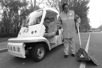 比賽之前張起超在多功能清潔車(chē)前練習(xí)動(dòng)作。