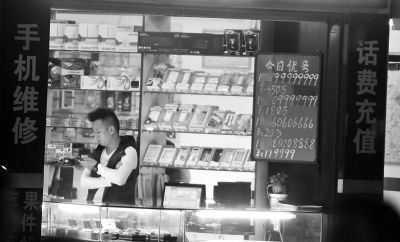 廣告牌上，手機號標(biāo)價都在10萬元以上