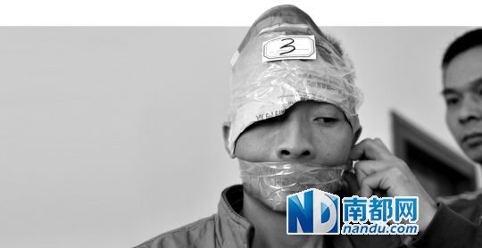 為了防止犯罪嫌疑人串供，民警用膠帶將犯罪嫌疑人的嘴封住。