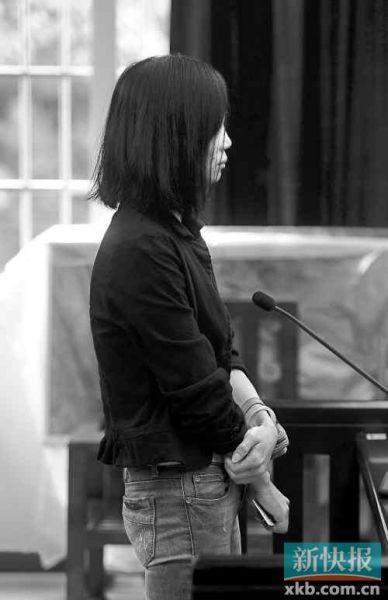 昨日，何敏在庭上抿著嘴不停抹眼淚。新快報記者孫毅/攝