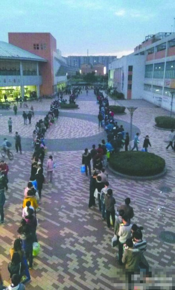 24日傍晚，川大江安校區(qū)浴室前排隊(duì)“盛況”