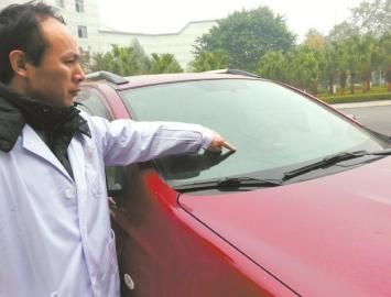 唐中山的車玻璃被醉酒男子砸壞。