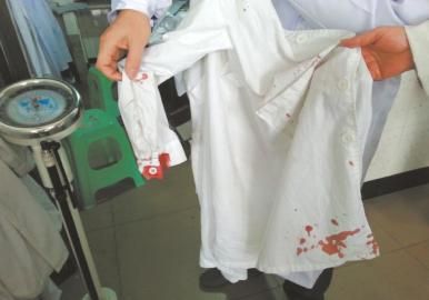 受傷醫(yī)生的衣服上血跡斑斑。