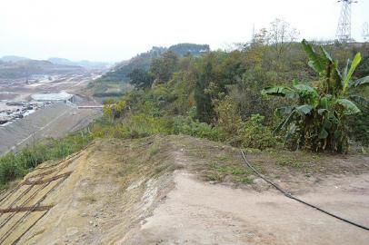 劉某被拋下地方6米處，是一處10多米深的懸崖。