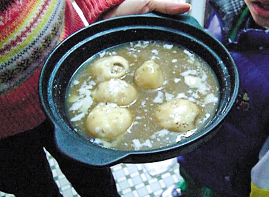 由于放置時間過久，鍋里的湯圓已經(jīng)非常大，湯圓皮上浮現(xiàn)很多白色物質(zhì)。