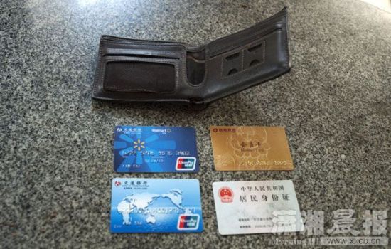 12月24日，長(zhǎng)沙雨花區(qū)美聯(lián)天驕城，當(dāng)事人范先生展示小偷寄回的錢包、身份證和銀行卡。