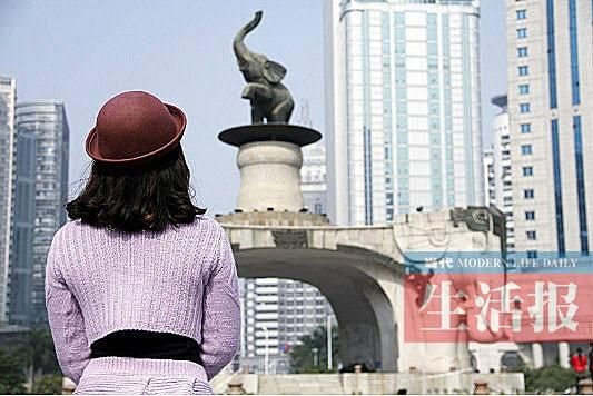 “背影女神” 她會(huì)為誰轉(zhuǎn)身