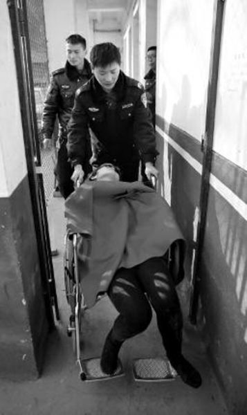 昨日,派出所民警帶女駕駛員賈某去醫(yī)院做檢查 記者 陳團結(jié) 攝 昨日,派出所民警帶女駕駛員賈某去醫(yī)院做檢查 記者 陳團結(jié) 攝