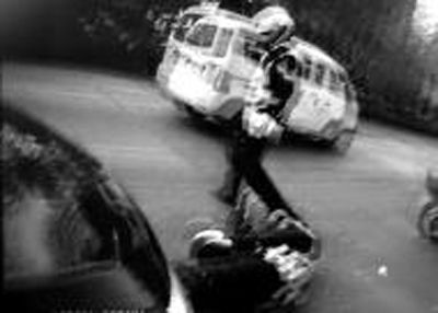 執(zhí)勤民警隨身攜帶的執(zhí)法記錄儀拍下交警被撞倒瞬間 執(zhí)勤民警隨身攜帶的執(zhí)法記錄儀拍下交警被撞倒瞬間