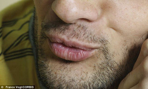 好色劫匪搶劫珠寶后親吻老板娘，留下的口水DNA成為了落網(wǎng)證據(jù)。