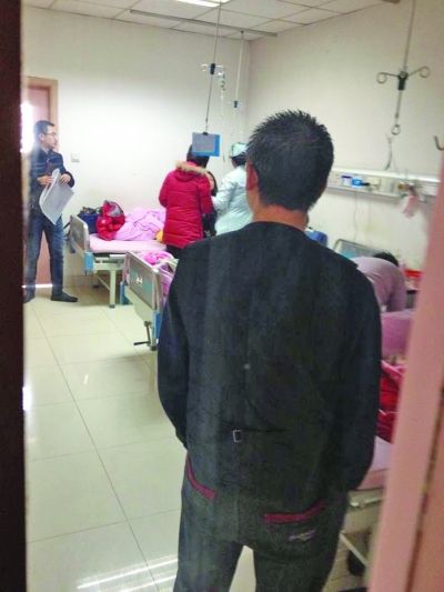 男孩一家神情凝重。