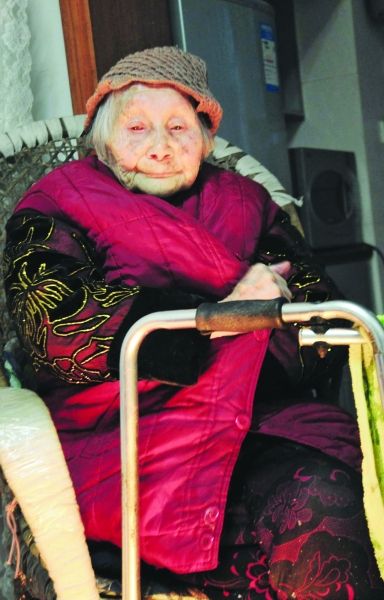 正在取暖的熊婆婆。見習(xí)記者 楊榮峰 攝