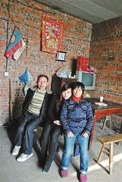 超生女謝先梅(中)、養(yǎng)父謝運才（左）、謝運才的嫂子唐富秀