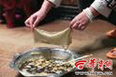 　　昨日，店方讓顧客觀看該火鍋制作時(shí)的監(jiān)控錄像本組圖片由本報(bào)記者黃利健攝