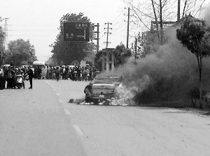 寶馬后備箱裝滿(mǎn)鞭炮接新娘 半路被引燃燒成空殼 寶馬后備箱裝滿(mǎn)鞭炮接新娘 半路被引燃燒成空殼