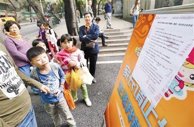 昨日，中華路小學(xué)貼出告示，提醒家長(zhǎng)不要相信傳言。