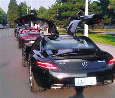 近日，一組“北體大畢業(yè)典禮豪車云集堪比車展”組圖在網(wǎng)絡(luò)爆紅。網(wǎng)絡(luò)截圖