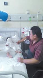 伏登順與女兒在一起。