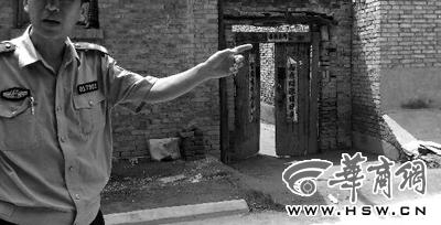 昨日，西安市閻良區(qū)譚家村，警方在孫某家調(diào)查 記者 黃利健 攝