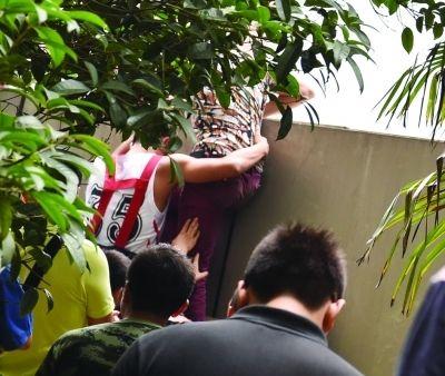 2小時(shí)后，該包工頭終于被抱下來了。