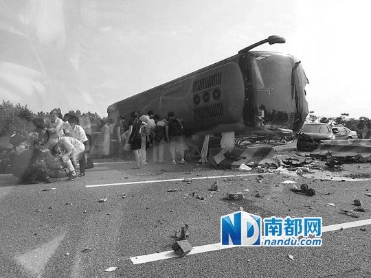 現(xiàn)場大客車側(cè)翻，玻璃碎落一地，車身卡在路邊水泥護(hù)欄上。 目擊者供圖