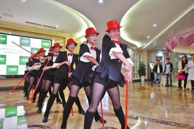 重慶12名廣場(chǎng)舞大媽赴醫(yī)院整容 稱(chēng)為上羊年春晚