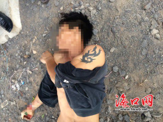 死亡的男子，左手手臂上有紋身