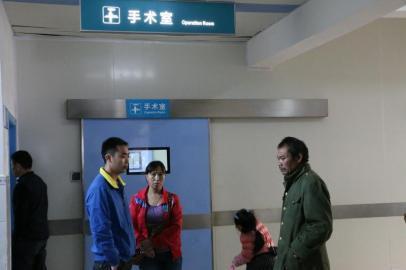 宇宇的父母和爺爺一直守候在手術(shù)室外。